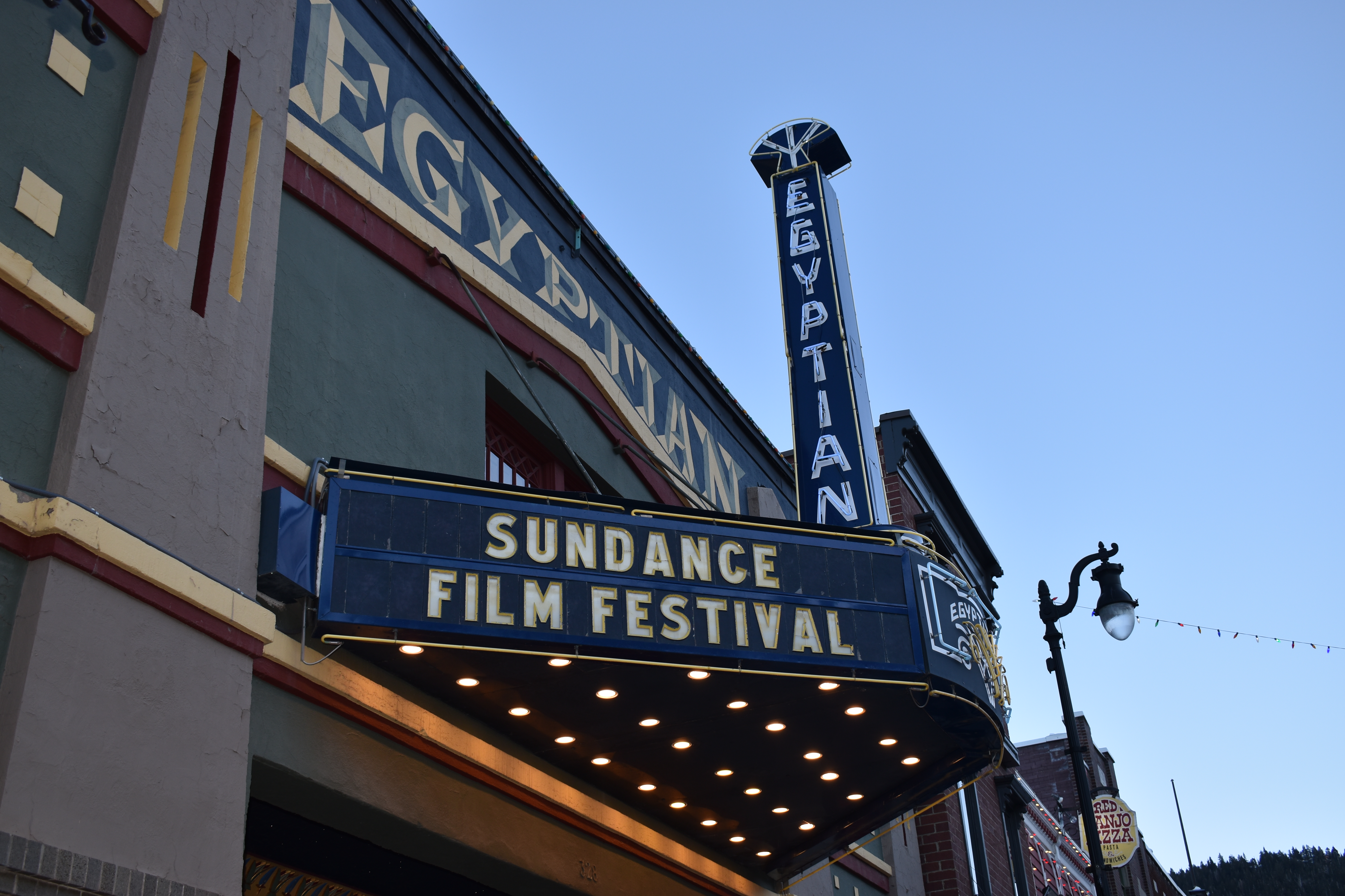 USA173. PARK CITY (ESTADOS UNIDOS), 23/01/2025.- Fotografía del cartel del Festival Sundance este miércoles, en el Teatro Egipcio en Park City (Estados Unidos). Olivia Colman y John Lithgow forman parte del arranque este jueves del Festival de Sundance con su cinta 'Jimpa', mientras que Questlove presentará su documental 'Sly Lives!' en este encuentro de cine independiente cuya futura sede aún no ha sido definida por los organizadores. EFE/ Mónica Rubalcava