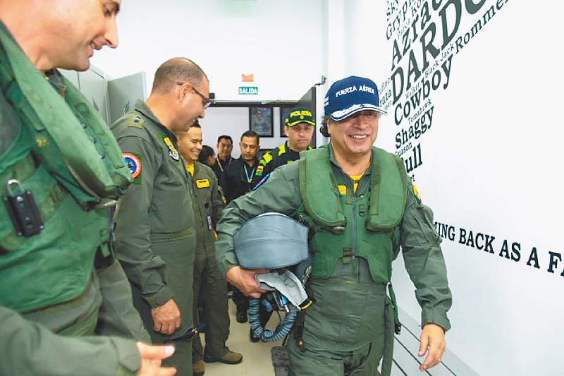 Dicen que la Fuerza Aérea convenció de la urgencia de cambiar los aviones supersónicos desde cuando invitó al recién posesionado presidente Gustavo Petro a vivir la experiencia de volar en un viejo K-fir. / Presidencia