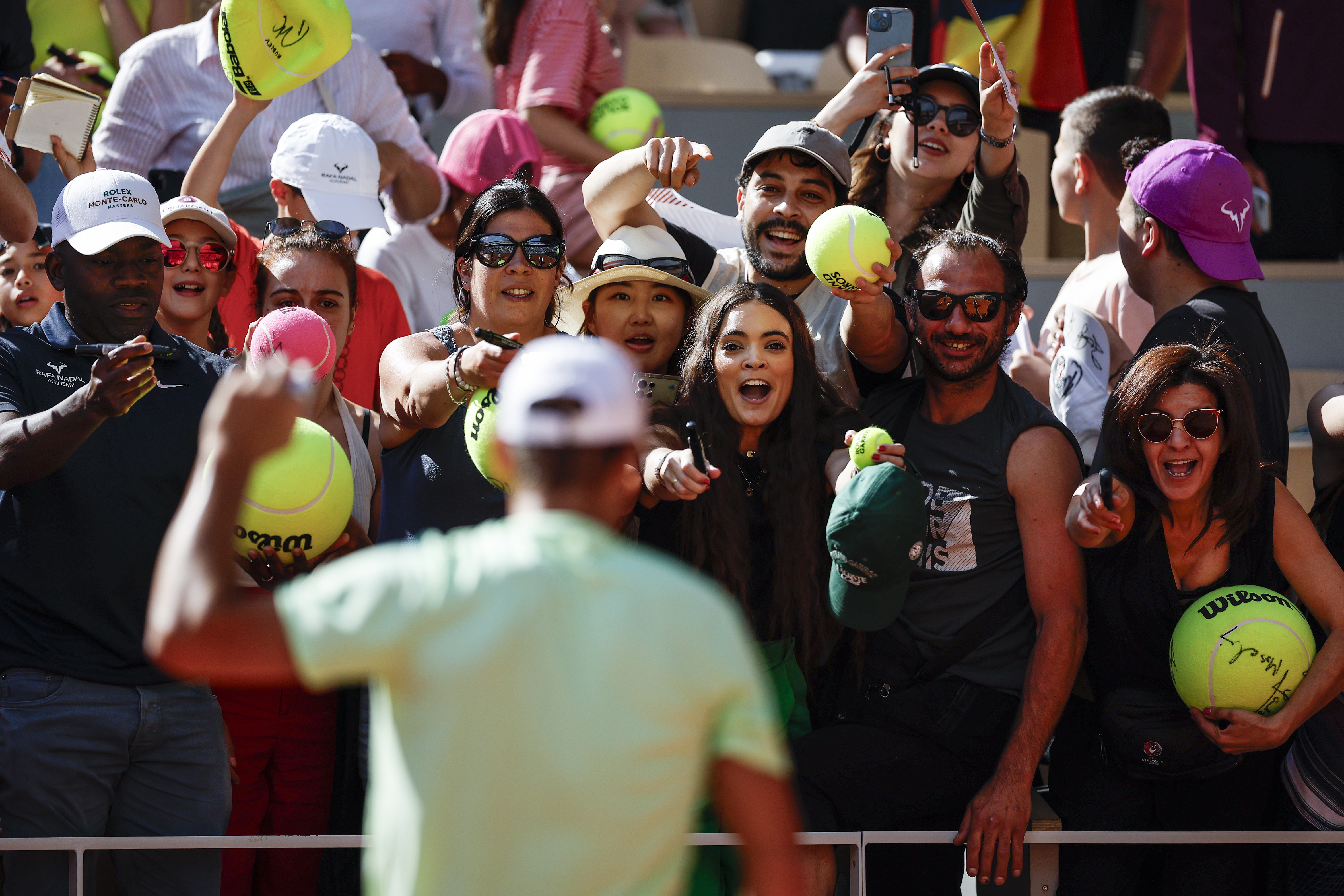 Paris (France), 25/05/2024.- Fans of Rafael Nadal of Spain during a public training session on the Philippe Chatrier court at Roland Garros in Paris, France, 25 May 2024. The 123th French Open tennis tournament starts with its first round matches on 26 May 2024. (Tenis, Abierto, Francia, España) EFE/EPA/YOAN VALAT