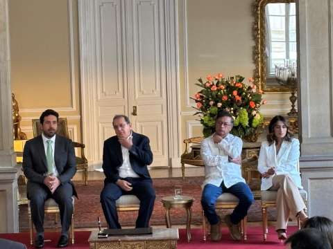 Petro defendió sus críticas a EE. UU. en posesión de canciller y minhacienda