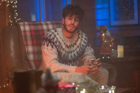 Sebastián Yatra presenta “Santa Claus is comin’ to town”