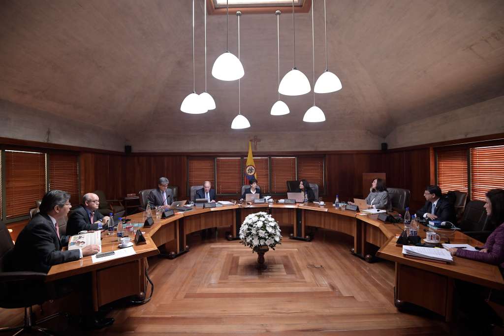 Magistrados de La Corte Constitucional durante sala plena, estaban presentes:Antonio José Lizarazo, Alberto Rojas Ríos, Gloria Stella Ortiz, Paola Meneses Mosquera, Jorge Enrique Ibáñez, Alejandro Linares, Cristina Pardo Schlesinger y Diana Fajardo Rivera.