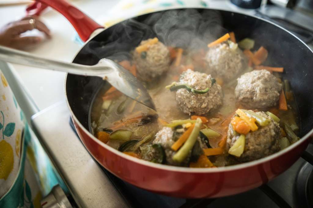 Sopa de arroz con albóndigas