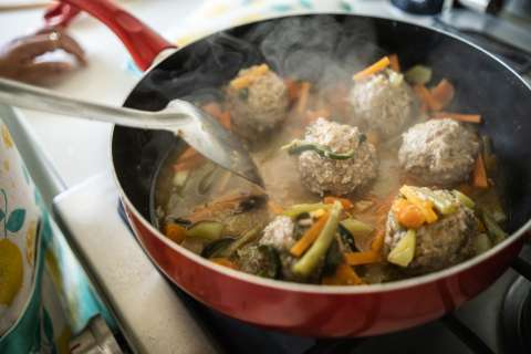 Paso a paso para preparar una sopa de arroz con albóndigas