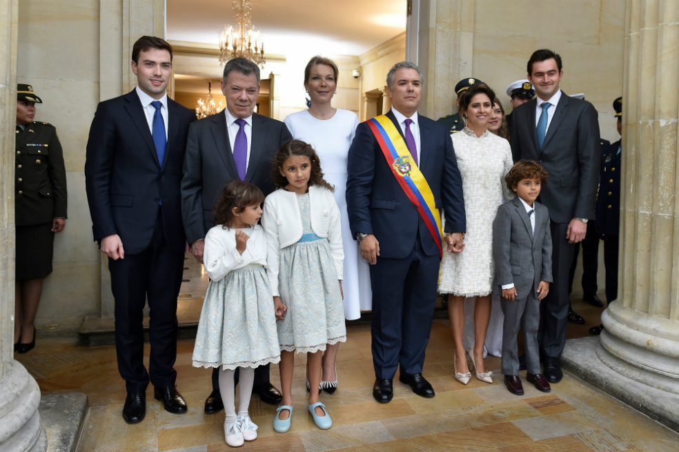 Iván Duque y Juan Manuel Santos, con sus respectivas familias, durante la posesión del nuevo presidente de Colombia. / AFP.