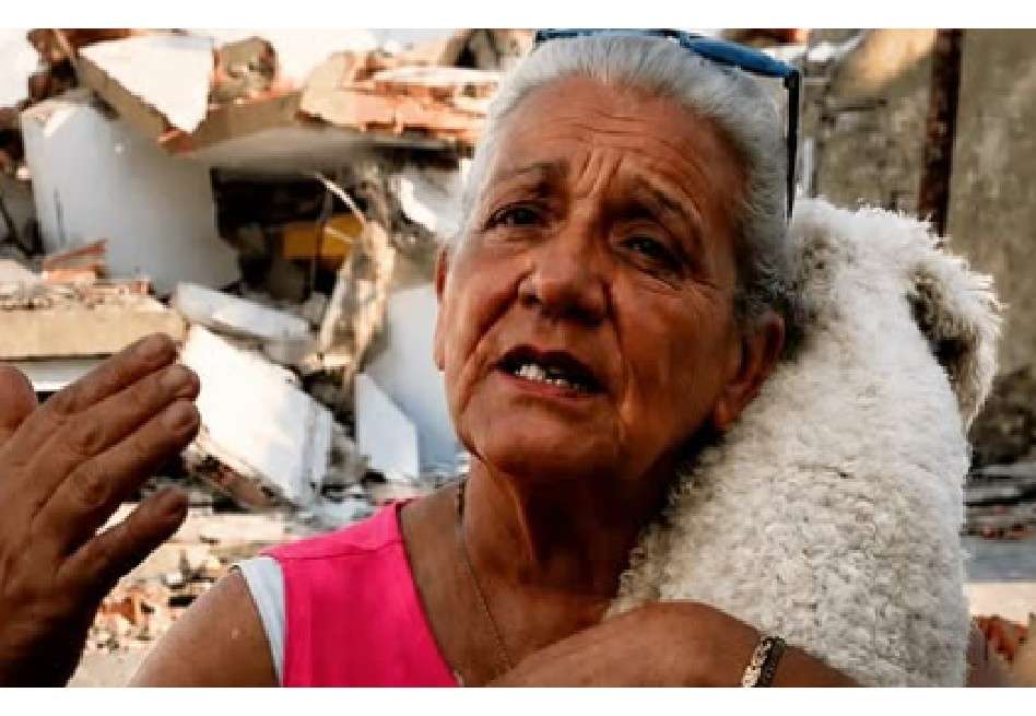 Perdió su hogar en el sismo, pero salvó a sus perros.