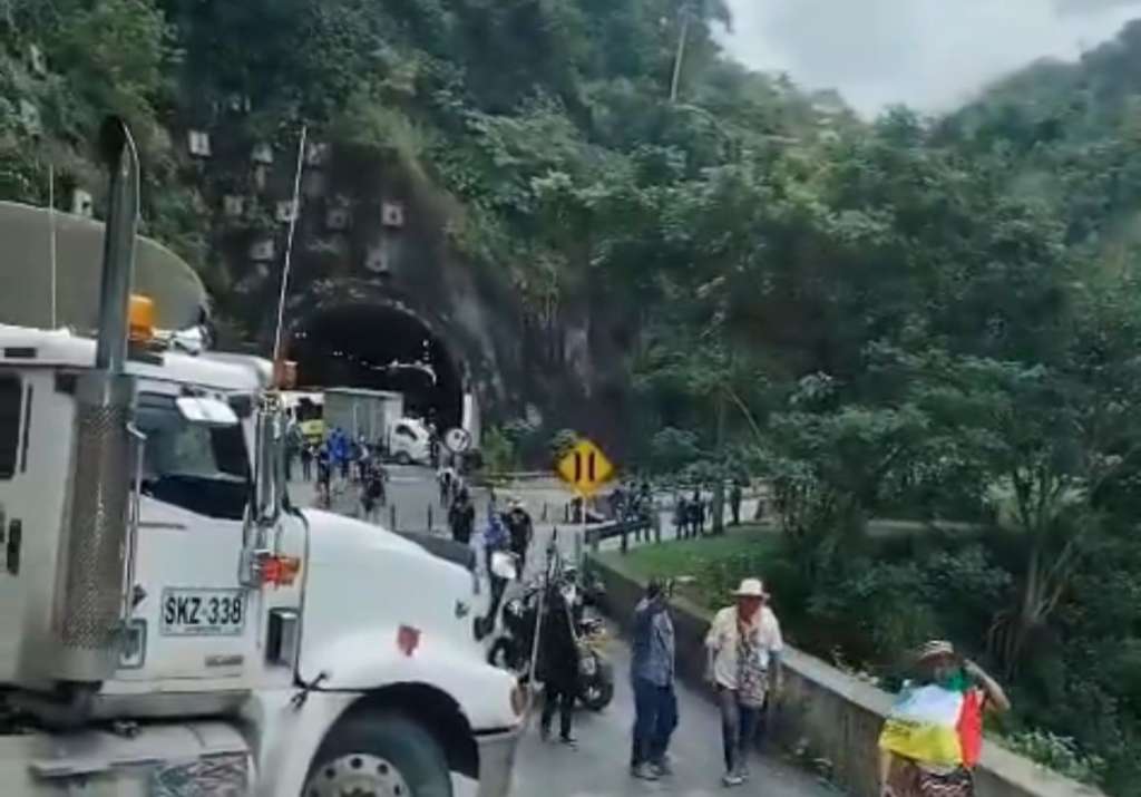 Camiones atravesados en la carretera impiden el paso por la vía Buga–Buenaventura.