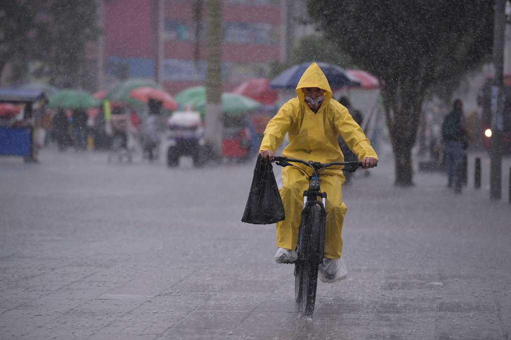 Locales comerciales y ventas ambulantes en San Victorino, creando aglomeraciones durante la pandemia provocada por el Covid-19.