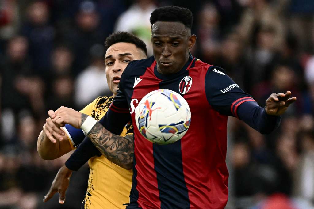 El defensor colombiano del Bologna, Jhon Lucumí, se impone en un duelo ante el delantero argentino del Inter, Lautaro Martínez.