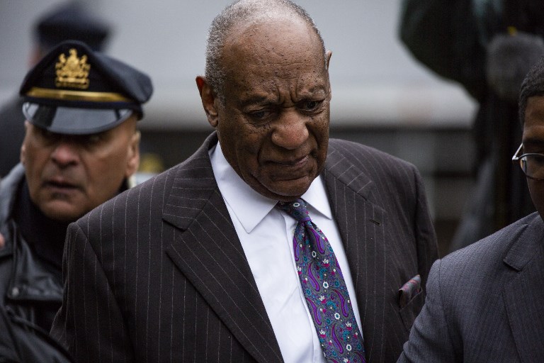 Cosby no ha comparecido en ninguna de las sesiones de este juicio, acogiéndose a la Quinta Enmienda de la Constitución estadounidense, que concede a cualquier individuo el derecho a no testificar si sus palabras pueden ser usadas para incriminarlo de un delito.