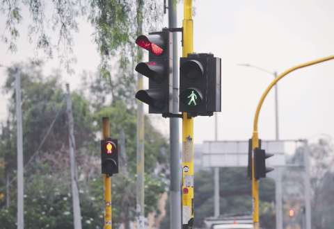 ¿Es permitido girar a la derecha cuando el semáforo está en rojo?