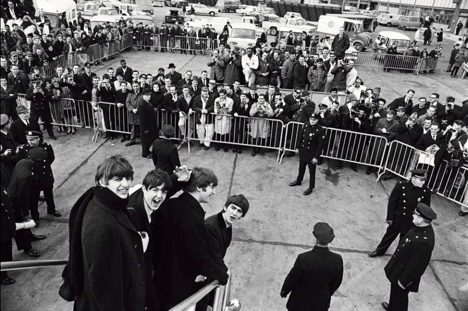 los Beatles bajan del avión tras aterrizar en el aeropuerto internacional John F. Kennedy, en 1964.