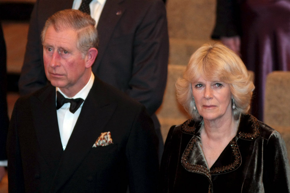 El príncipe Carlos, en una de las innumerables ceremonias a las que debe asistir al año, junto a su esposa, la duquesa de Cornualles. / EFE