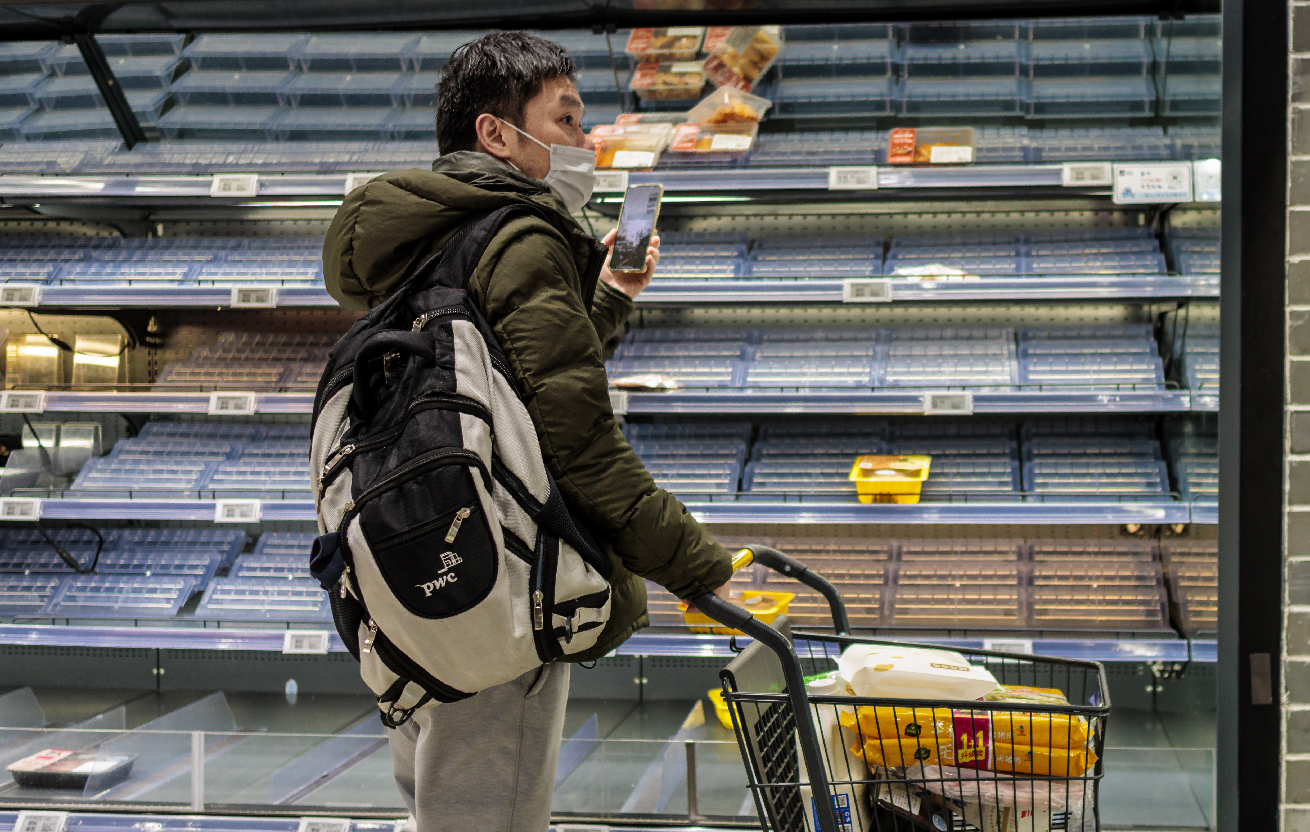 Shanghai (China), 25/03/2022.- A costumer buys food in a half-empty grocery store, in Shanghai, China, 25 March 2022. On 25 March 2022, in China, there were reported 1,301 new locally transmitted COVID-19 cases, 3,487 asymptomatic infections according to the National Health Commission. The growth of Shanghai's new cases has stopped under the current prevention strategies, such as rolling type screening, according to Dr Zhang Wenhong, director of the Nacional Centre for Infectious Diseases. Authorities in Shanghai denied online rumours of citywide lockdown that caused panic buying. EFE/EPA/ALEX PLAVEVSKI