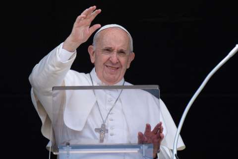 Papa Francisco fue operado con éxito del colon