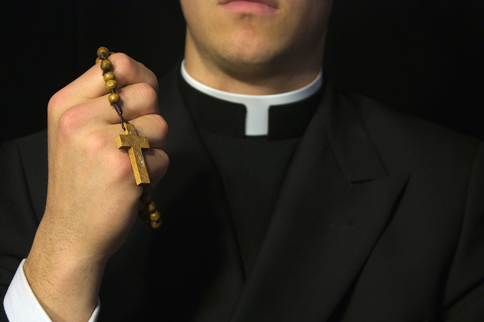 Al parecer, aunque la Arquidiócesis de Bogotá conocía el caso, aprobó un traslado del sacerdote a Venezuela, para protegerlo y encubrirlo. / Getty Images