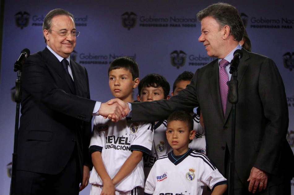 El presidente Juan Manuel Santos se mostró bastante agradecido por la ayuda de Florentino Pérez. / EFE