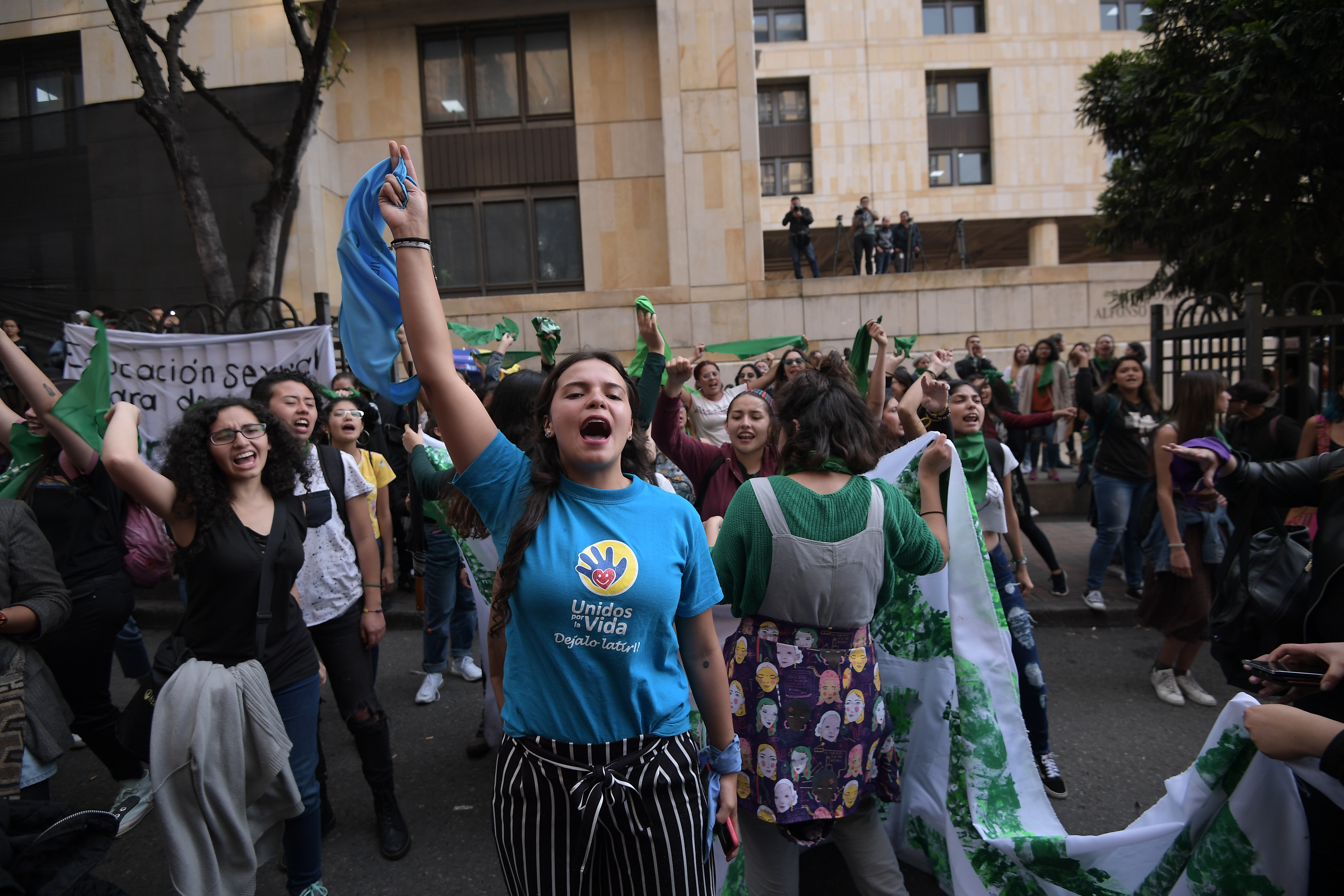 Manifestaciones de grupos a favor y en contra del aborto, realizado a las afueras del Palacio de Justicia en apoyo a sus movimientos, mientras se lleva a cabo el debate en la Corte Constitucional.