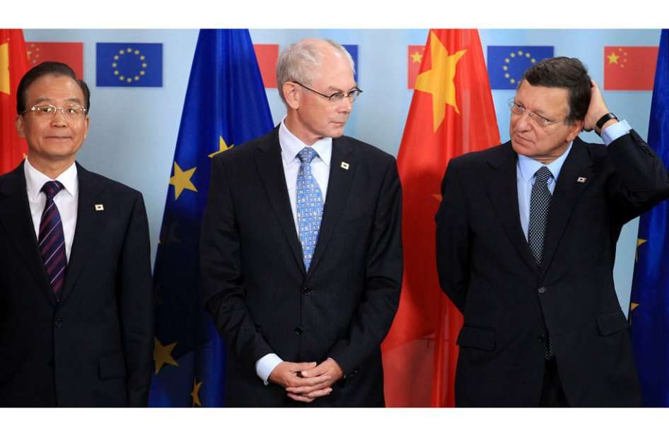El primer ministro chino, Wen Jiabao (izq), junto al presidente de la Comisión Europea, José Manuel Barroso (der), y el presidente del Consejo Europeo, Herman Van Rompuy (c), durante la ceremonía de firma tras la Cumbre de la Unión Europea y China en Bruselas. Foto: EFE