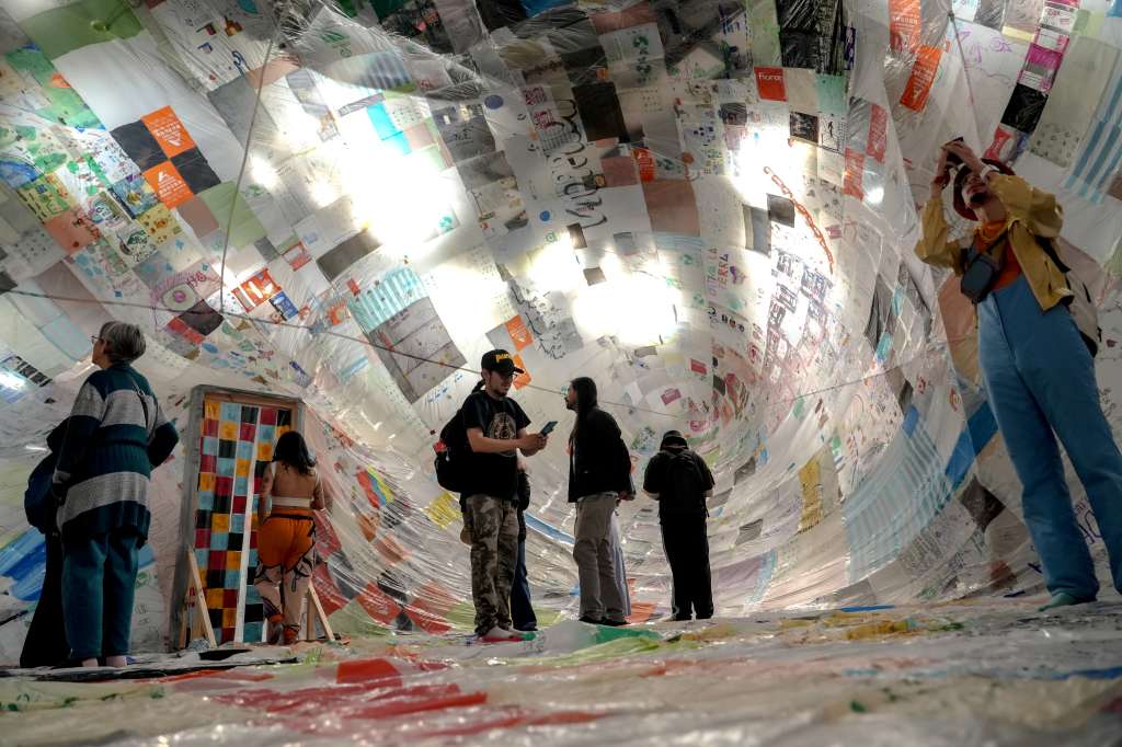 El evento fue impulsado por la Alcaldía Mayor de Bogotá con el propósito de promover una reflexión sobre el papel del arte en la construcción de ciudadanía y en la planeación urbana.