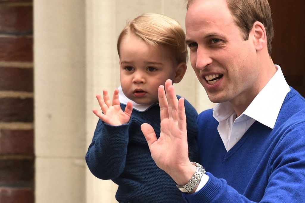 El príncipe Guillermo y su hijo mayor, George de Cambridge saludan a la prensa desde el hospital donde Kate tuvo su segundo hijo.