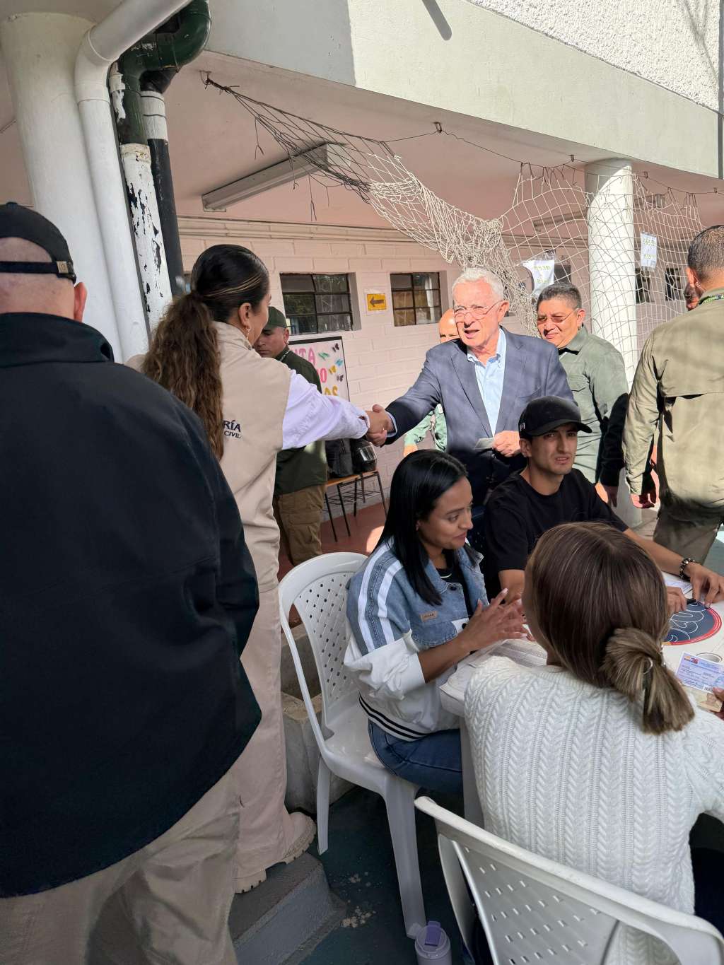 El expresidente Álvaro Uribe ejerció su derecho al voto en Rionegro, Antioquia.