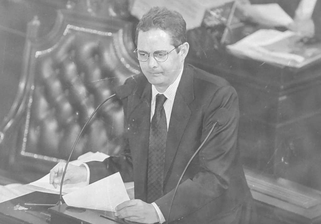 Llegó al Congreso en 1994. En el año de la foto (2002) se convirtió en una de las voces que respaldó la campaña presidencial de Álvaro Uribe y luego hizo parte de la bancada oficialista. Sin embargo, años más tarde se distanciarían por el proyecto de una tercera reelección.