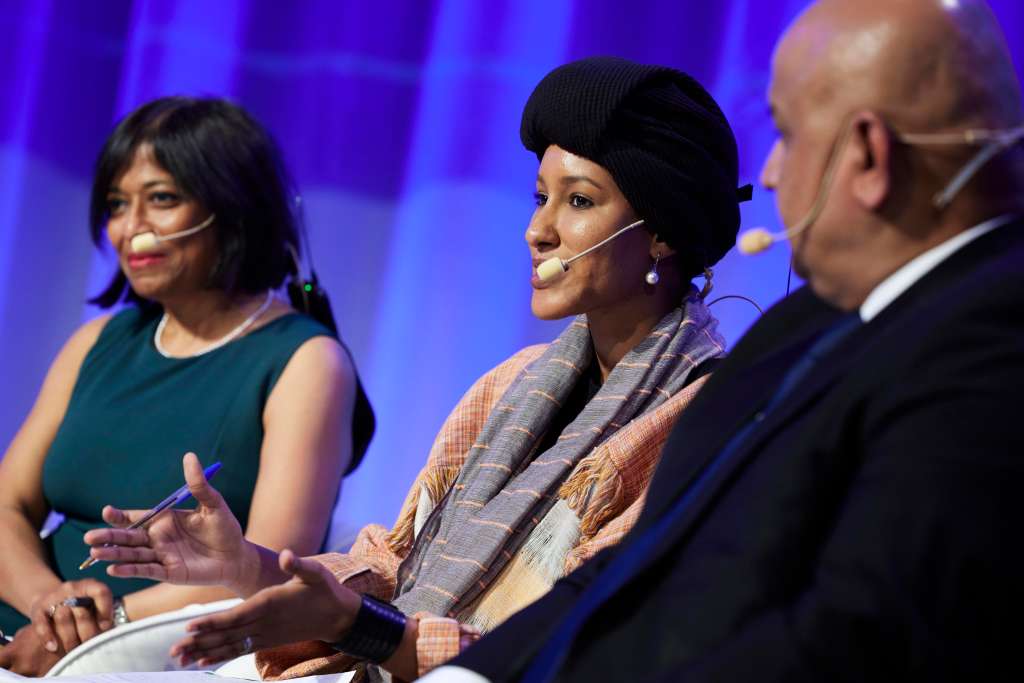 ESTOCOLMO, 29/08/2022.-La profesora e investigadora Joyeeta Gupta (i), Hafsa Maalima y Saroj Kumar intervienen en la Semana Mundial del Agua, un encuentro que reúne a actores públicos y privados para debatir sobre cómo preservar este recurso, cuya escasez este verano ha afectado no solo a lugares áridos sino también a países como Alemania o Francia, este lunes en Estocolmo.EFE/ Fredrik Persson