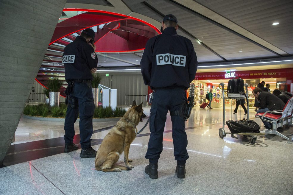 La policía francesa amplió su aparato de seguridad en el aeropuerto de Charles de Gaulle, de donde partió el Airbus de EgyptAir. / EFE