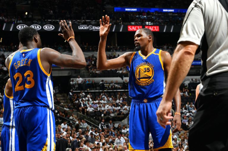 Los Warriors ganan y quedan a una victoria de la final de la NBA
