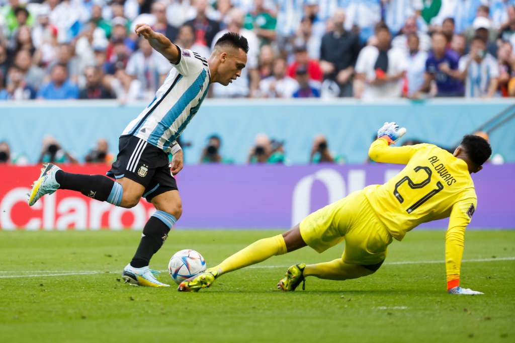 GR2107. LUSAIL (CATAR), 22/11/2022.- Lautaro Martínez (i) de Argentina enfrenta a Mohammed Allowais de Arabia Saudita hoy, en un partido de la fase de grupos del Mundial de Fútbol Qatar 2022 entre Argentina y Arabia Saudita en el estadio de Lusail (Catar). EFE/Juan Ignacio Roncoroni