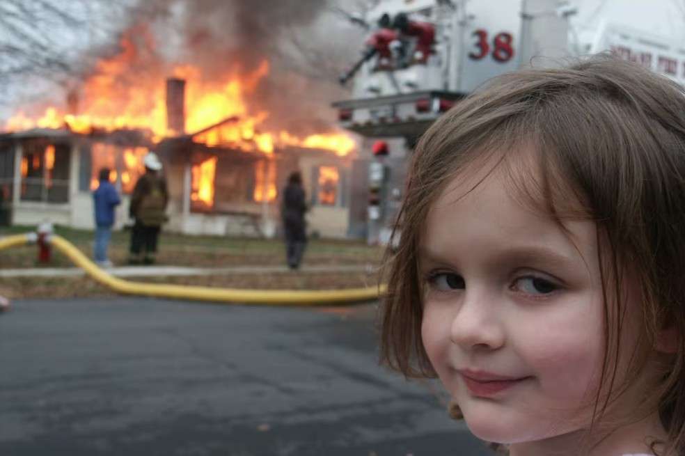 Zoë Roth, quien ahora tiene 25 años, fue fotografiada con una sonrisa traviesa frente a una casa en llamas. Esa imagen se convirtió en meme a nivel mundial.