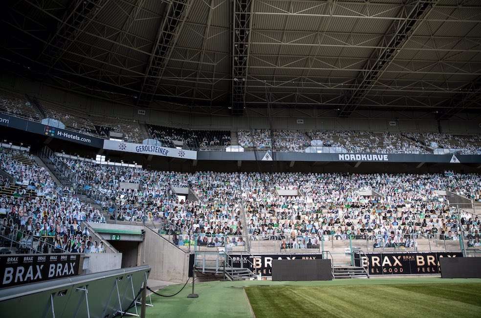 Son más de 20,000 pedidos para imprimir y colgar los afiches de los aficionados del club en las gradas de su estadio. / @borussia_es
