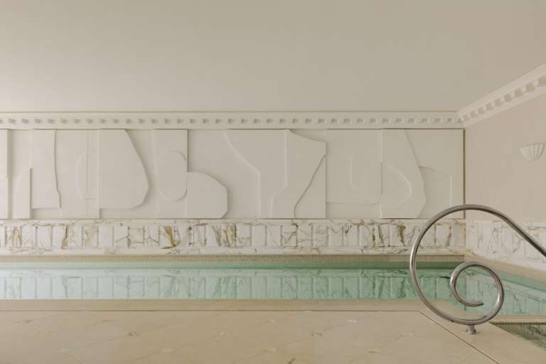 El hotel completó recientemente una renovación total de sus interiores y jardines con habitaciones y suites de nuevo diseño, una nueva piscina cubierta y un spa ampliado. El chateau neoclásico, que data de 1892, cuenta con 4645 m2 de jardín clásico resaltado por un nuevo bar al aire libre con sombra de pérgola y patio perfecto para cenas de primavera.