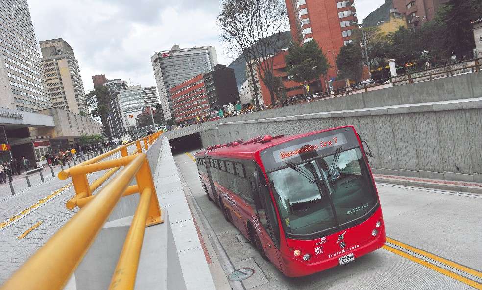 Vanti destaca flota de buses con energía limpia en Bogotá.