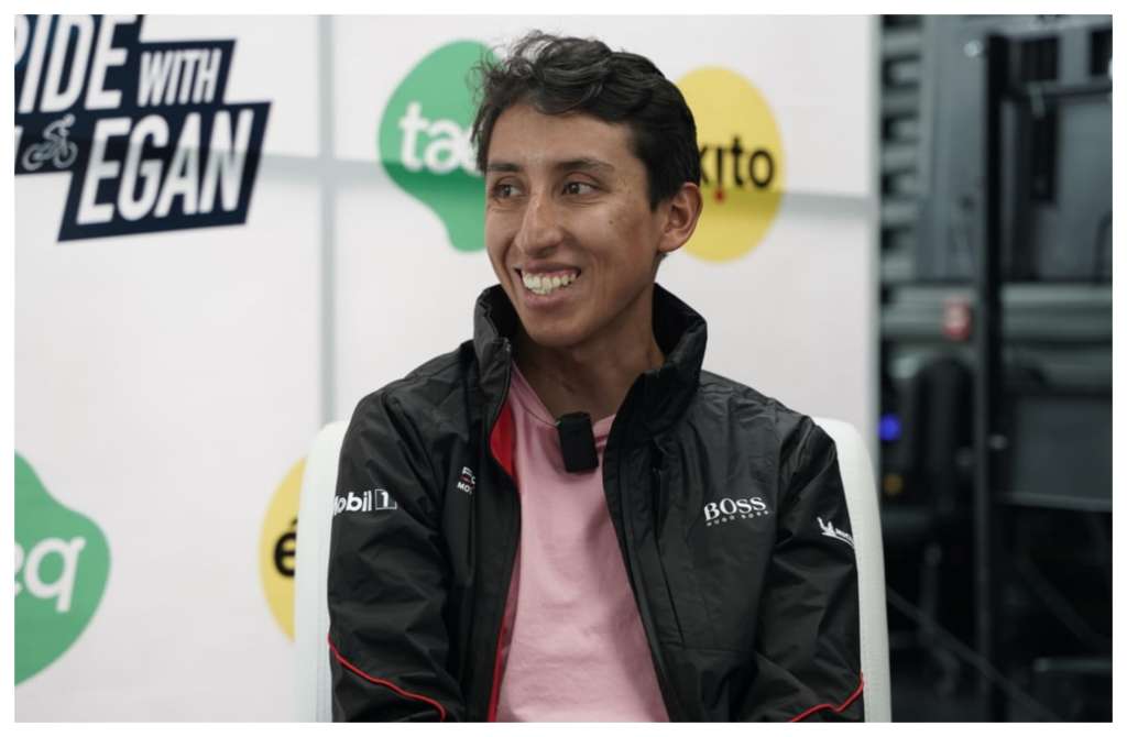 Sonriente y optimista luce Egan Bernal dos meses después de su grave accidente.