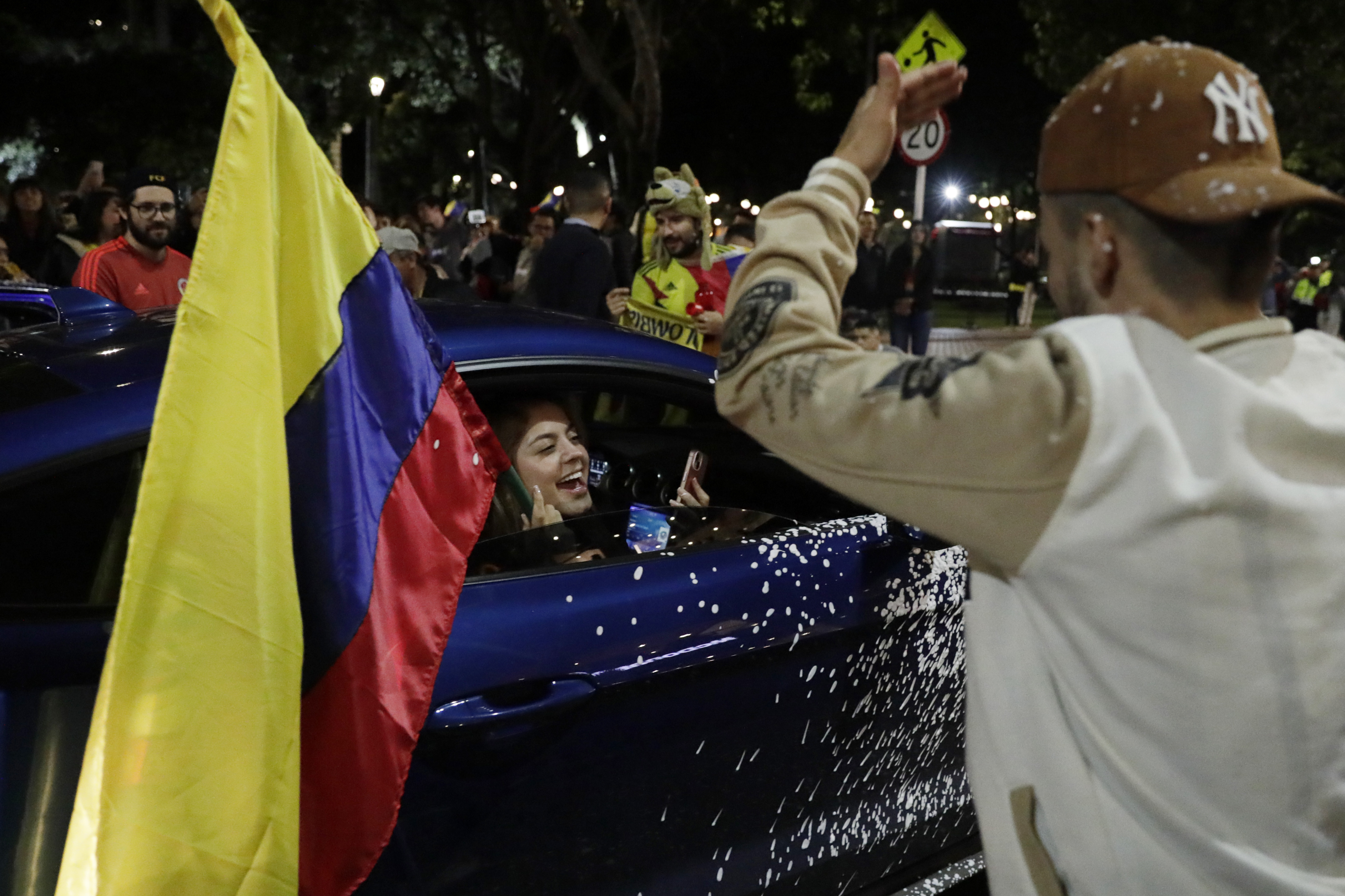 BOG400. BOGOTÁ (COLOMBIA), 10/07/2024.- Aficionados de la selección colombiana de fútbol celebran el paso a la final de la Copa América este miércoles en la ciudad de Bogotá (Colombia). Los colombianos salieron a las calles de todo el país a celebrar el dramático paso de su selección de fútbol a la final de la Copa América al derrotar por 1-0 a Uruguay en Charlotte (EE.UU.). EFE/ Carlos Ortega