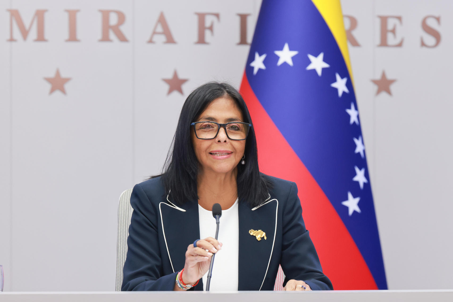 AME7431. CARACAS (VENEZUELA), 25/03/2026.- Fotografía cedida por el Palacio de Miraflores que muestra a la presidenta encargada de Venezuela, Delcy Rodríguez, hablando en una videoconferencia durante el foro FII Priority Miami este miércoles, en Caracas (Venezuela). Rodríguez ofreció seguridad para el "retorno de las inversiones" de Estados Unidos, "indistintamente de alternancias políticas", en un discurso virtual a empresarios en Miami, donde anticipó un panorama "sin sanciones" de Washington. EFE/ Marcelo Garcia / Palacio de Miraflores /SOLO USO EDITORIAL/ NO VENTAS/ SOLO DISPONIBLE PARA ILUSTRAR LA NOTICIA QUE ACOMPAÑA (CRÉDITO OBLIGATORIO)