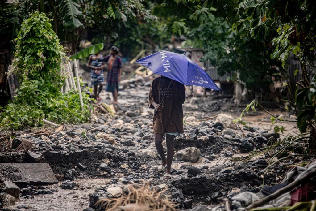 FOTODELDÍA AME3661. PETIT-GOÂVE (HAITÍ), 30/10/2025.- Una persona camina por una calle inundada por el paso del huracán Melissa este jueves, en Petit-Goâve (Haití). Al menos 20 personas murieron y otras diez desaparecieron a causa del desbordamiento del río La Digue provocado por el paso del huracán Melissa en esta comuna ubicada al sur de Haití. EFE/ Mentor David Lorens