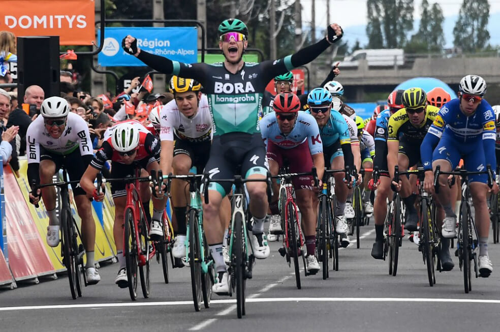 Sam Bennett levanta los brazos en la llegada de la tercera etapa de la Critérium del Dauphiné. / AFP