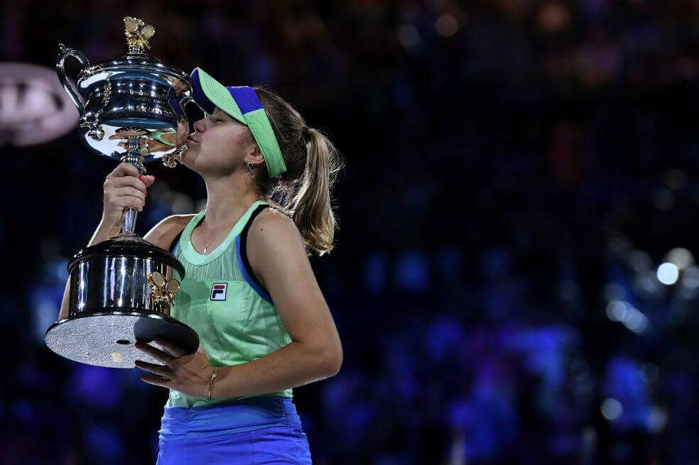 La estadounidense Lindsay Davenport le entregó el trofeo a su compatriota. / AFP