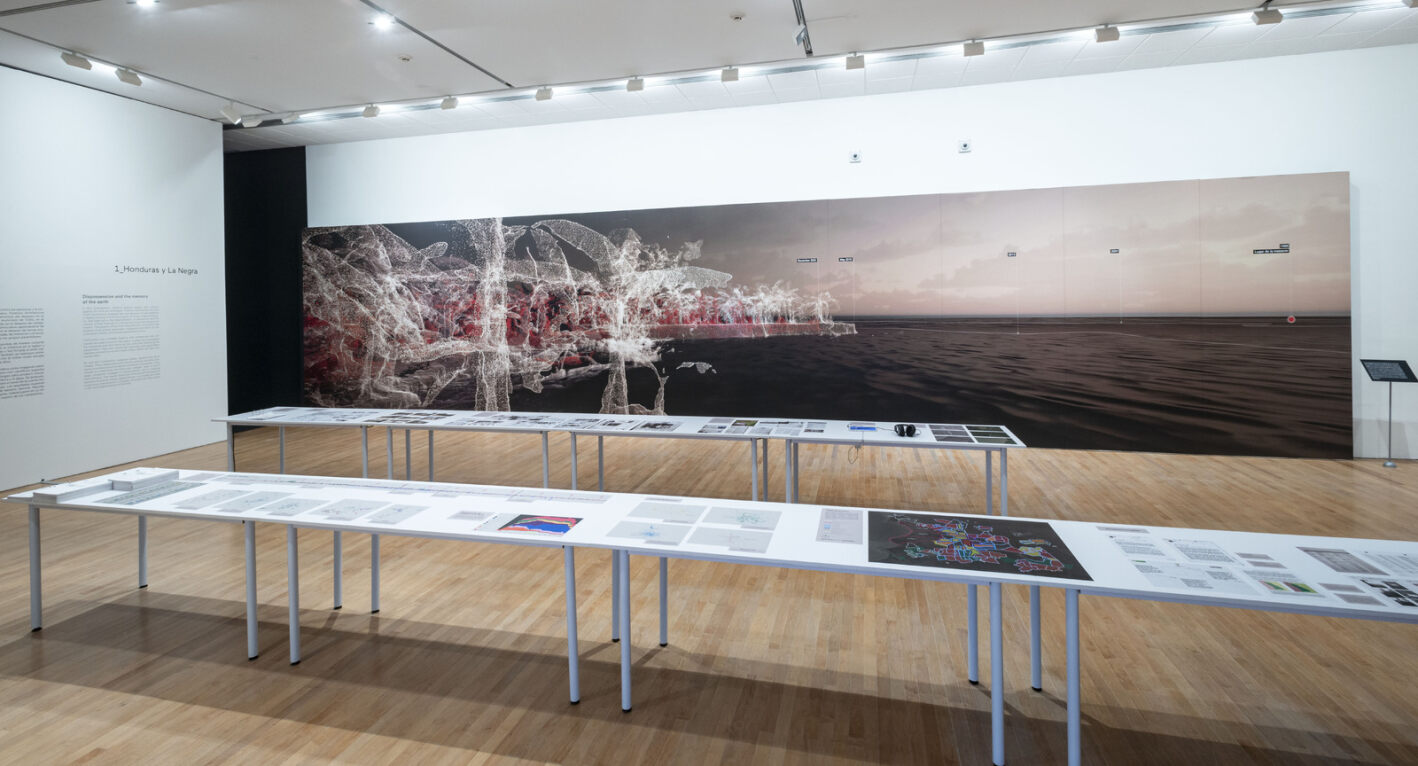 Esta exposición es resultado de una investigación entre la Comisión de la Verdad  y Forensic Architecture, que se basó en los casos de violencia de Urabá, el Palacio de Justicia y territorio nukak.