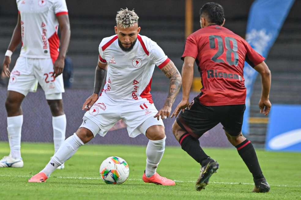 Como es habitual, Duván Vergara (Izq.) fue el jugador más peligroso del América.