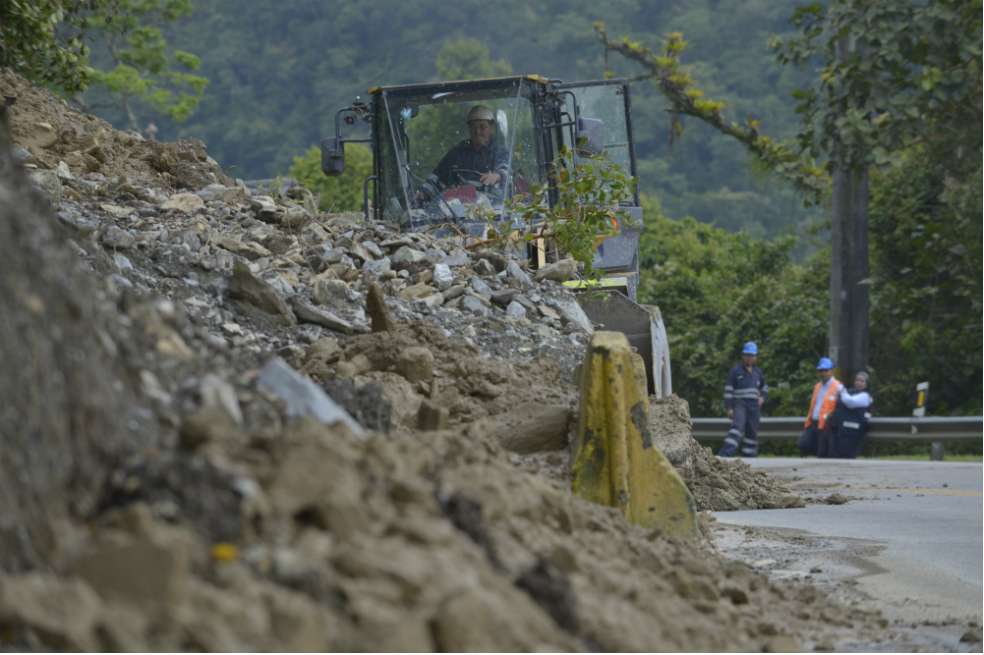 Cargador adelanta labores de remoción de tierra y piedra sobre la calzada en el kilómetro 64+200 en la vía Bogotá-Villavicencio. / Cortesía - ANI