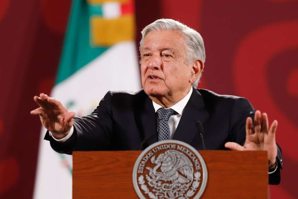 MEX5843. CIUDAD DE MÉXICO (MÉXICO), 04/10/2022.- El presidente de México, Andrés Manuel López Obrador, habla durante su conferencia de prensa matutina, hoy, en el Palacio Nacional en Ciudad de México (México). López Obrador negó este martes que el Ejército espíe a periodistas o a opositores a través del software Pegasus, tal como lo documentó la investigación reciente "Ejército Espía", realizada por organizaciones no gubernamentales y medios de comunicación. EFE/ Isaac Esquivel
