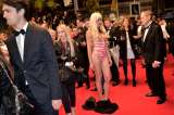 Mujer en "topless" se cuela en la alfombra roja de Cannes