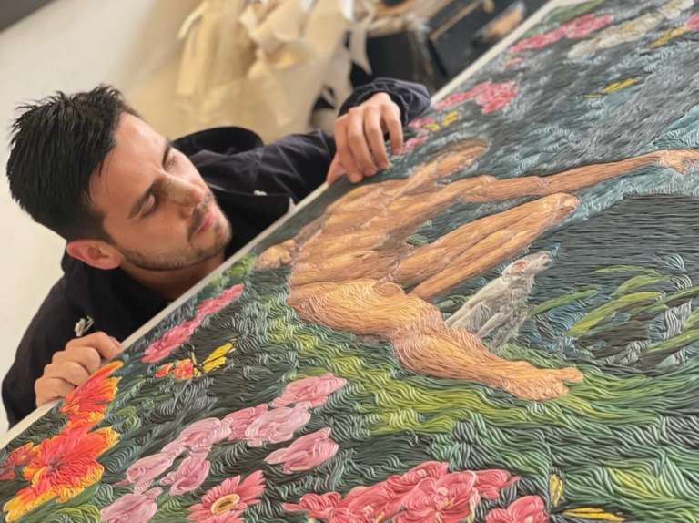 Detalle de 'Nacimiento', inspirado en 'La creación de Adán', el fresco de Miguel Ángel. El artista Harold Rubio se ubica en el fondo.