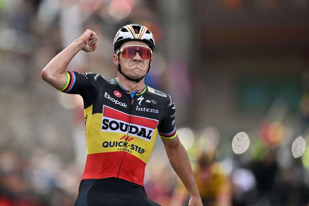 Remco Evenepoel festeja en la meta de la tercera etapa.