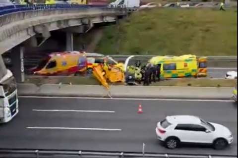 Video: un helicóptero se estrella en una de las principales vías de Madrid, España