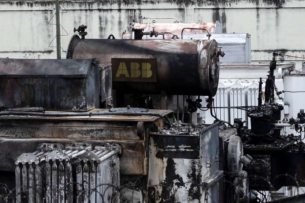 Desde el jueves Venezuela sufre cortes de luz. / AFP